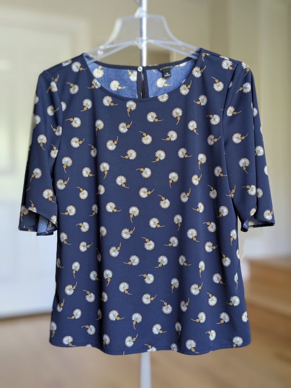 Ann Taylor navy w/gold & white dandelion print  blouse M